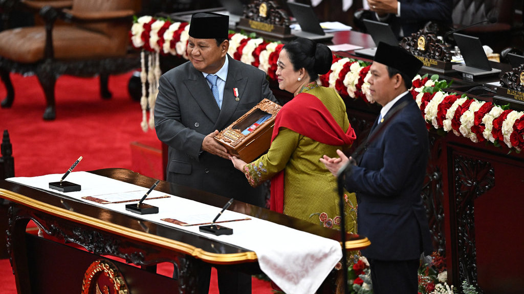 Presiden Prabowo Subianto (kiri) menyerahkan dokumen pengantar RUU tentang APBN Tahun Anggaran 2026 beserta Nota Keuangan kepada Ketua DPR Puan Maharani (tengah) disaksikan Ketua DPD Sultan Bachtiar Najamudin dalam Sidang Paripurna Pembukaan Masa Persidangan I DPR Tahun Sidang 2025-2026 di Gedung Nusantara, Kompleks Parlemen, Jakarta, Jumat (15/8/2025). ANTARAFOTO/Dhemas Reviyanto/sgd/YU Pidato pengantar RUU APBN 2026 dan Nota Keuangan