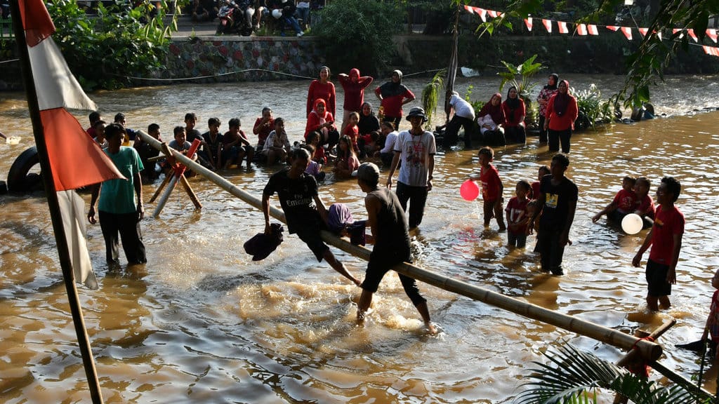 Warga mengikuti lomba gebuk bantal di aliran Sungai Ciliwung, Kampung Warna Warni RT 04 RW 09, Kelurahan Katulampa, Kota Bogor, Jawa Barat, Minggu (17/8/2025). ANTARA FOTO/Arif Firmansyah/rwa. Lomba HUT ke-80 RI di sungai Ciliwung Bogor
