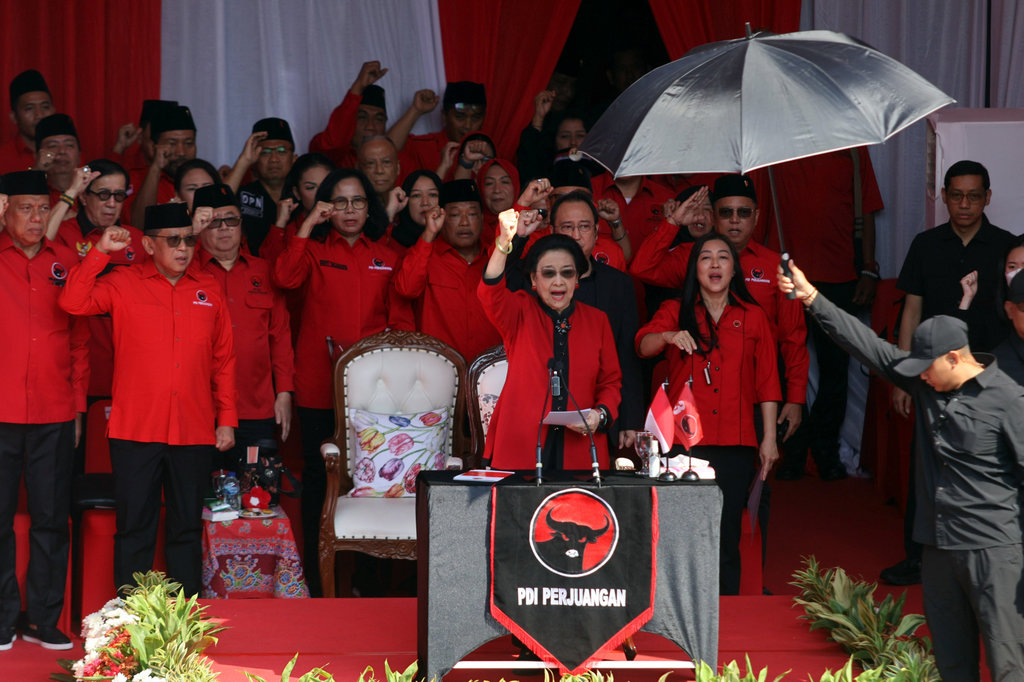 Ketua Umum DPP PDI Perjuangan Megawati Soekarnoputri (tengah) memberi sambutan saat memimpin upacara peringatan HUT ke-80 Kemerdekaan RI di halaman Masjid At-Taufiq, Sekolah Partai PDIP, Lenteng Agung, Jakarta, Minggu (17/8/2025). ANTARA FOTO/Yulius Satria Wijaya/sgd PDI Perjuangan gelar upacara HUT RI