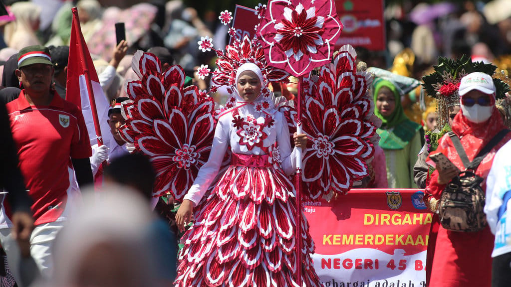 Sejumlah peserta mengenakan kostum adat dan aneka kostum warna warni mengikuti pawai budaya HUT ke-80 Kemerdekaan Republik Indonesia di Banda Aceh, Aceh, Senin (18/8/2025). Pawai budaya yang diikuti sekitar 5.000 peserta melibatkan pelajar SD,SMP, Madrasyah dan SMA dengan berjalan kaki sejauh 4,5 kilometer keliling kota itu dalam rangka memeriahkan HUT ke-80 Kemerdekaan Republik Indonesia. ANTARA FOTO/Ampelsa/foc. Pawai budaya semarak HUT RI di Aceh