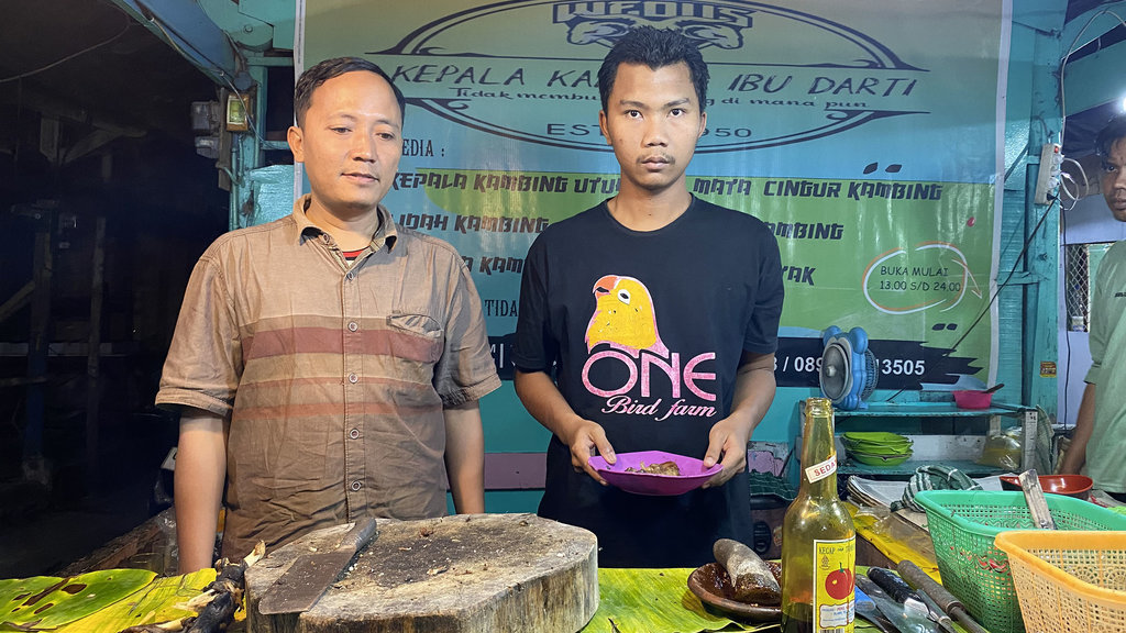 Ade (32), Pemilik atau penerus warung Kepala Kambing Ibu Darti saat melayani pelanggan. foto/Tegal Terkini Kepala kambing Tegal