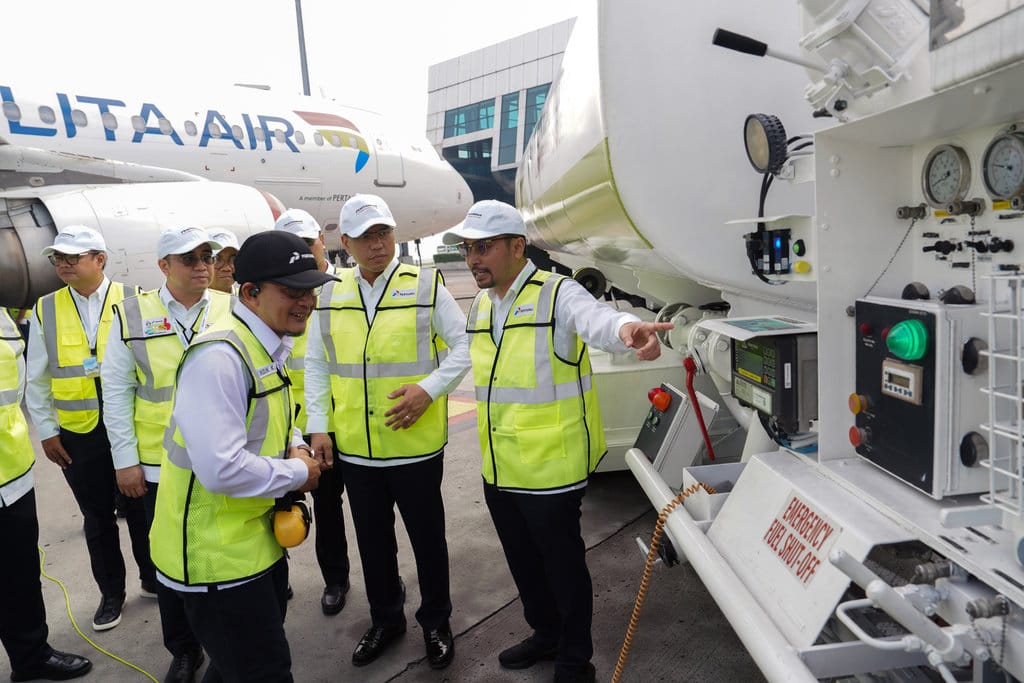 Direktur Utama PT Pertamina (Persero) Simon Aloysius Mantiri (kedua kanan) bersama Wakil Direktur Utama PT Pertamina (Persero) Oki Muraza (kedua kiri) dan Direktur Utama Pertamina Patra Niaga Mars Ega Legowo Putra (kanan) melihat langsung proses pengisian Bioavtur Sustainable Aviation Fuel (SAF) ke pesawat Pelita Air saat acara Special Flight Pertamina Sustainable Aviation Fuel di Terminal 3 Bandara Soekarno Hatta, Tangerang, Banten, Rabu (20/8/2028). ANTARA FOTO/Muhammad Iqbal/bar Peluncuran penggunaan Bioavtur SAF ke pesawat komersil