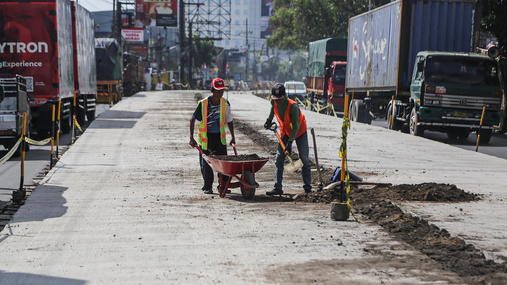 Sejumlah pekerja melakukan proses pemadatan sela-sela jalan menggunakan tanah di proyek perbaikan jalan provinsi jalur Semarang-Demak di Jalan Brigjen Sudiarto, Semarang, Jawa Tengah, Rabu (20/8/2025).ANTARA FOTO/Makna Zaezar/bar Perbaikan jalan provinsi di jalur Semarang-Demak