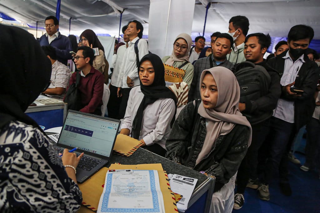 Pencari kerja melakukan sesi wawancara pekerjaan dalam acara Job Fair 2025 Hari Jadi ke-80 Jawa Tengah di Kantor Dinas Tenaga Kerja dan Transmigrasi Prov Jateng, Semarang, Jawa Tengah, Kamis (21/8/2025). ANTARA FOTO/Makna Zaezar/YU Pameran bursa kerja HUT Jateng di Semarang