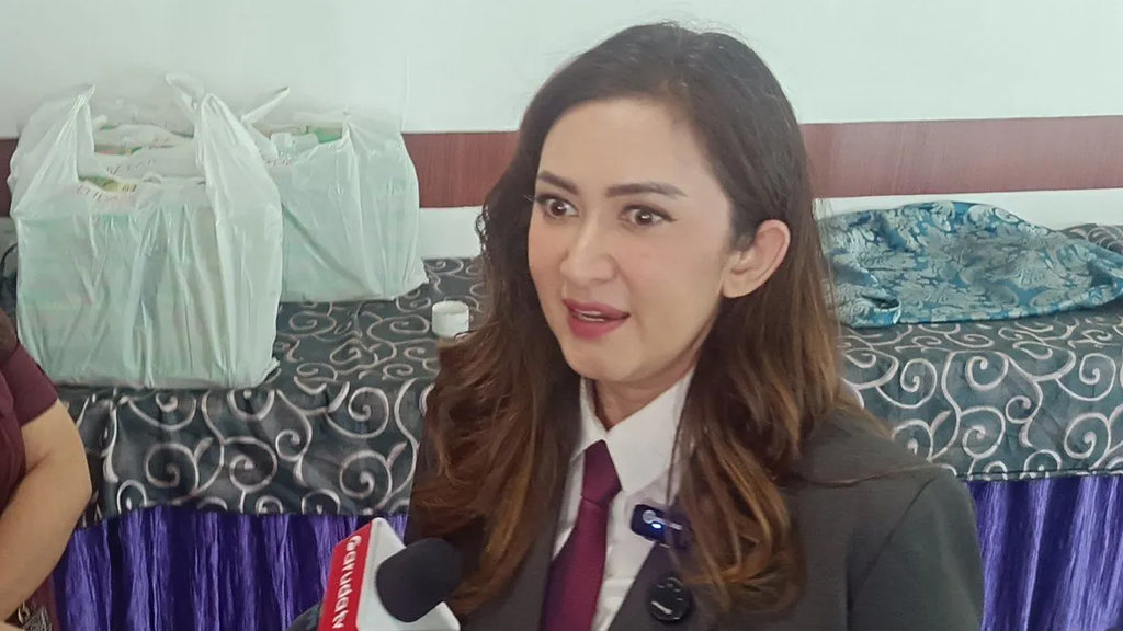 Calon anggota legislatif terpilih pada Pemilu Anggota DPR RI Nafa Urbach menjawab pertanyaan wartawan di Gedung Lemhannas, Jakarta, Minggu (29/9/2024). ANTARA/Donny Aditra Nafa Urbach