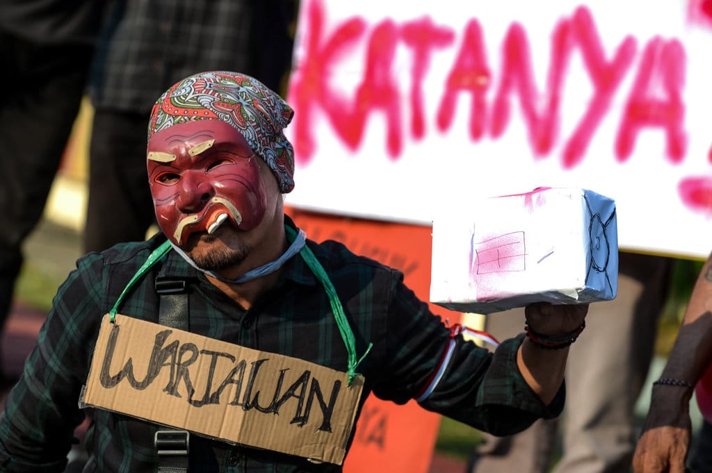 Seorang jurnalis melakukan aksi teatrikal saat aksi solidaritas jurnalis di Mapolda Banten, Kota Serang, Banten, Jumat (22/8/2025). ANTARA FOTO/Muhammad Bagus Khoirunas/ YU Aksi solidaritas anti kekerasan terhadap jurnalis di Banten