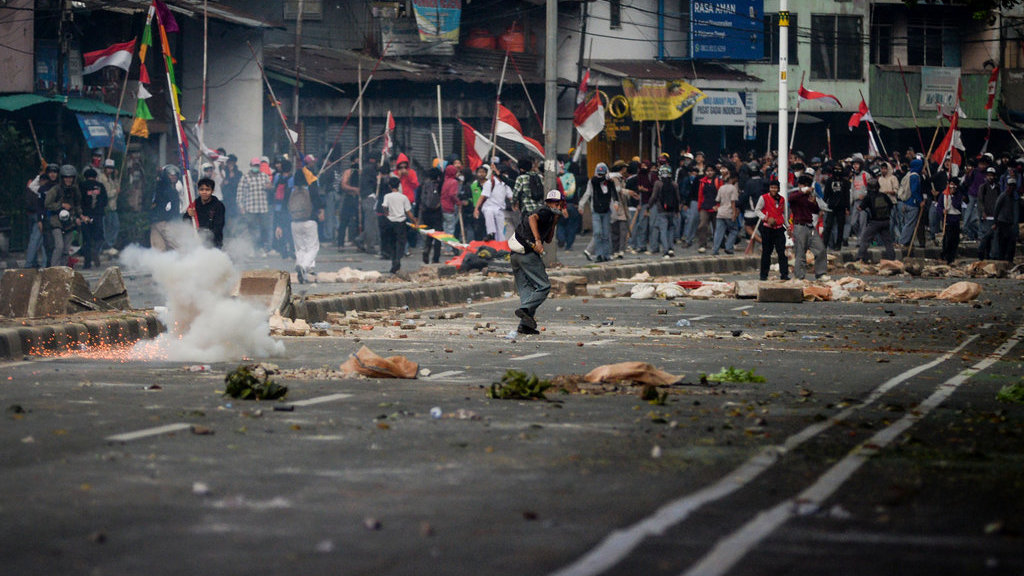 Pengunjuk rasa menghindari tembakan gas air mata dari anggota kepolisian saat aksi 25 Agustus 2025 di Pejompongan, Jakarta, Senin (25/8/2025). Aksi tersebut berakhir ricuh. ANTARA FOTO/Putra M. Akbar/foc. Aksi 25 Agustus 2025 berakhir ricuh