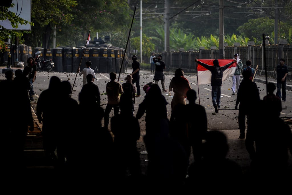 Pengunjuk rasa menghampiri anggota kepolisian saat aksi 25 Agustus 2025 di Pejompongan, Jakarta, Senin (25/8/2025). Aksi tersebut berakhir ricuh. ANTARA FOTO/Putra M. Akbar/foc. Aksi 25 Agustus 2025 berakhir ricuh