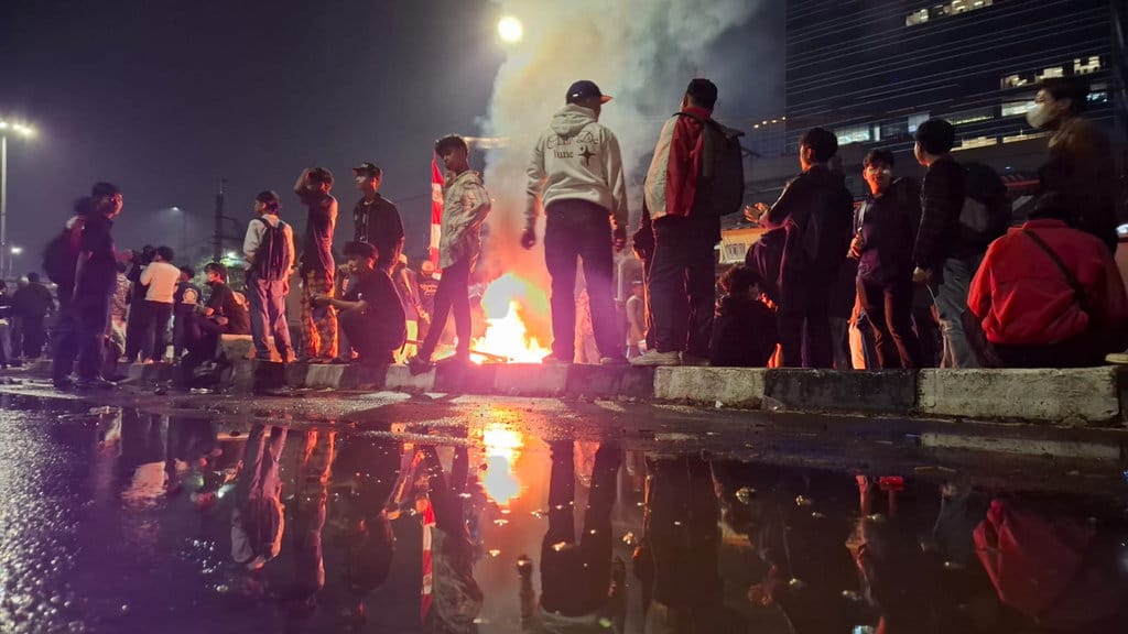 Ratusan massa aksi demonstrasi 25 Agustus masih memadati Jalan Pejompongan Raya, Tanah Abang, Jakarta Pusat, hingga Senin (25/8/2025) malam. tirto.id/Naufal Majid aksi demonstrasi 25 Agustus 2025