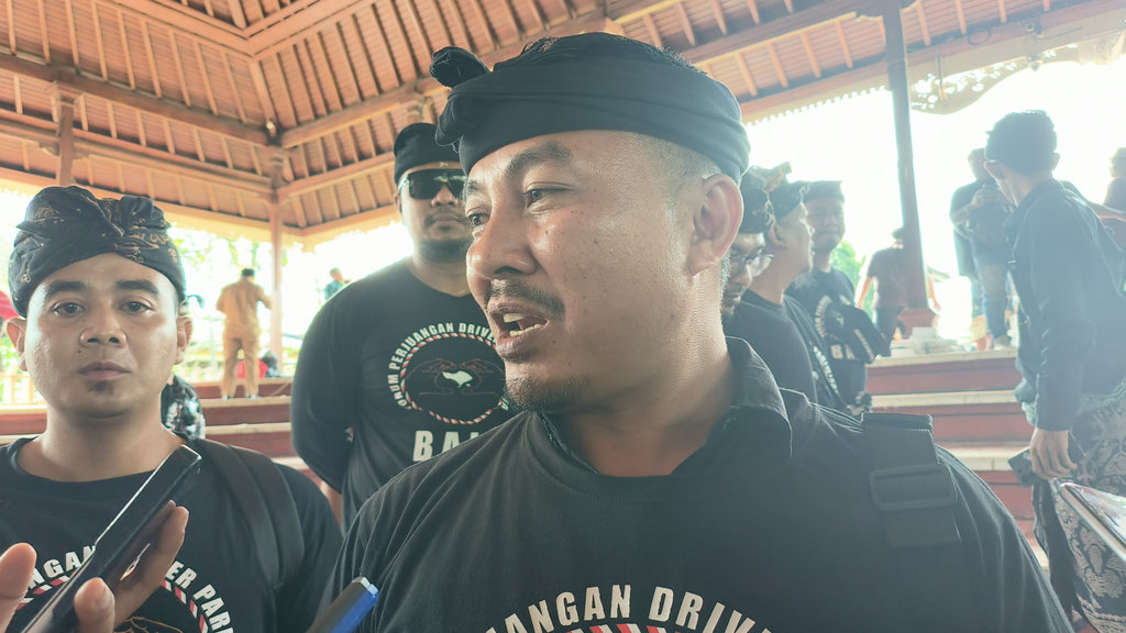Koordinator Forum Perjuangan Driver Pariwisata Bali, I Made Darmayasa, diwawancarai seusai berdialog dengan pimpinan DPRD Provinsi Bali, Senin (25/08/2025). tirto.id/Sandra Gisela I Made Darmayasa