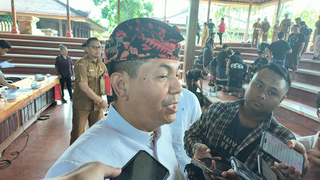 Ketua DPRD Provinsi Bali, Dewa Made Mahayadnya, diwawancarai usai berdialog dengan Forum Perjuangan Driver Pariwisata Bali, Senin (25/08/2025). tirto.id/Sandra Gisela Dewa Made Mahayadnya