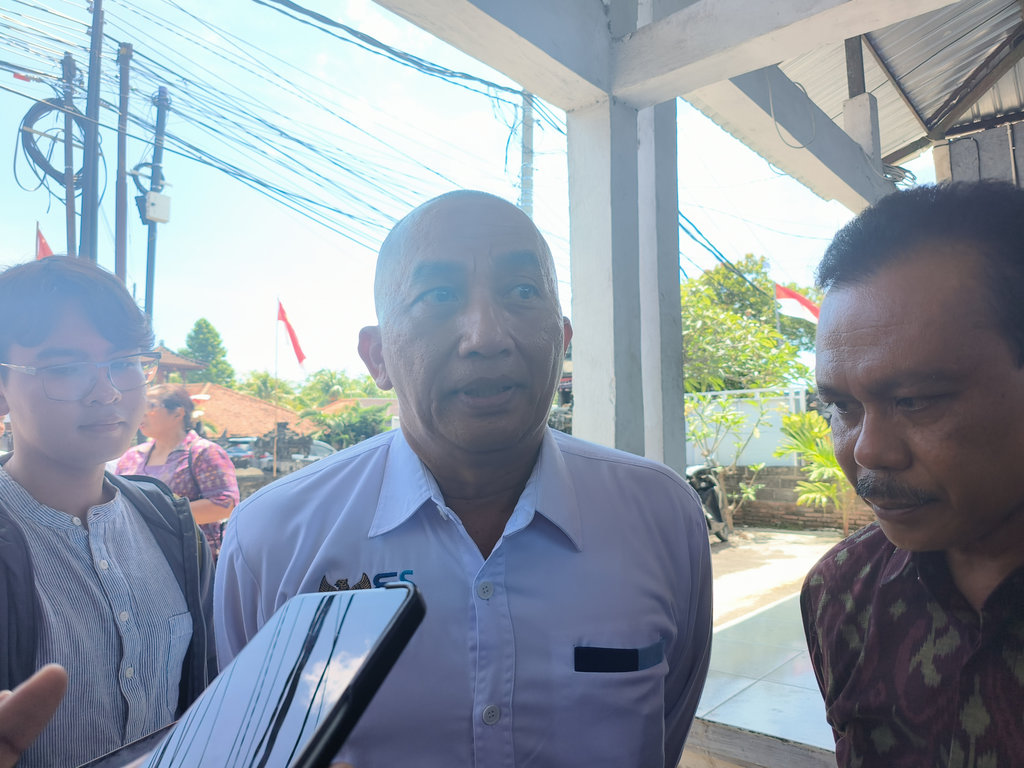 Kepala Dinas Ketenagakerjaan dan ESDM Provinsi Bali, Ida Bagus Setiawan, ketika diwawancarai di Desa Banjarasem, Buleleng, Rabu (27/08/2025). Tirto.id/Sandra Gisela Ida Bagus Setiawan
