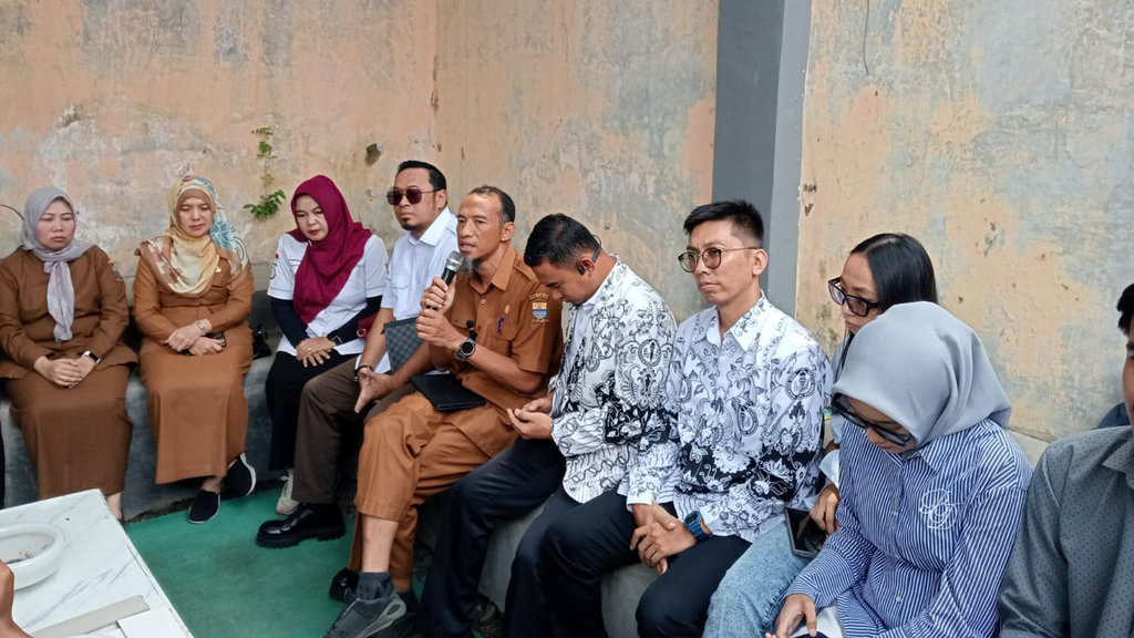 Medianto, Wakasek Bidang Kesiswaan SMAN 1 Cirebon menyampaikan tanggapannya tentang aturan penggunaan gadget di sekolah pasca adanya kasus edit foto syur dengan AI (26082025). (Foto: Cirebon Banget/Wibawa) KCD dan Sekolah Perketat Penggunaan Gadget bagi Siswa
