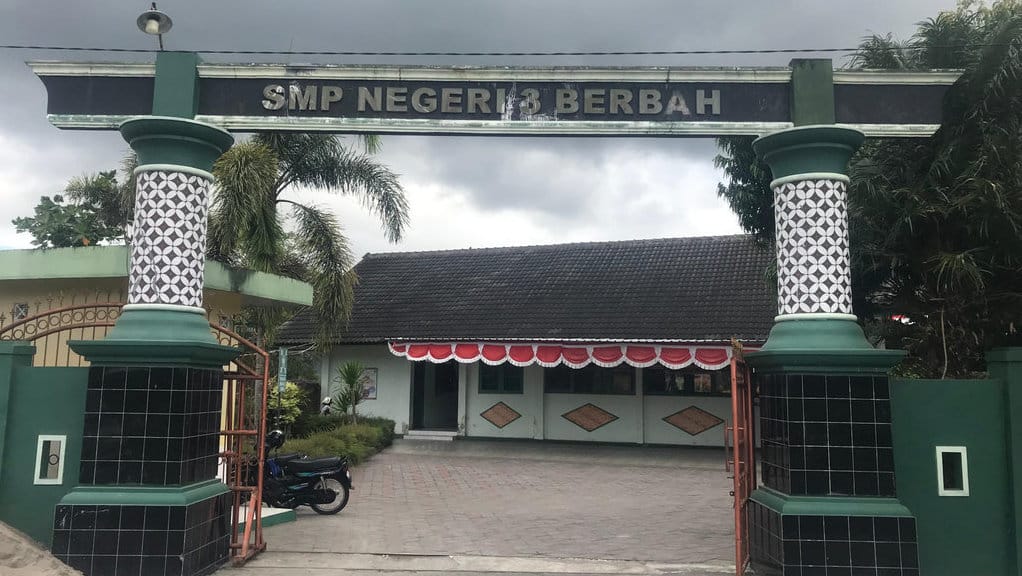 Sebanyak 135 siswa di Sekolah Menengah Pertama (SMP) Negeri 3 Berbah, Sleman, Daerah Istimewa Yogyakarta (DIY) diduga mengalami keracunan usai mengkonsumsi Makan Bergizi Gratis (MBG). Tirto.id/Abdul Haris Siswa di SMPN 3 Berbah Diduga Keracunan MBG
