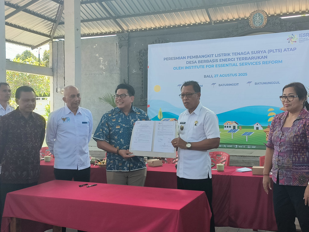 Penandatanganan kerja sama antara IESR dengan Desa Banjarasem mengenai pemasangan PLTS atap, Buleleng, Rabu (27/08/2025). Tirto.id/Sandra Gisela Pemasangan PLTS Atap di Bali