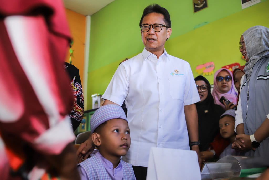 Menteri Kesehatan Budi Gunadi Sadikin (kedua kiri) meninjau pelaksanaan imunisasi campak di TK Qurrota A'yun, Sumenep, Jawa Timur, Kamis (28/8/2025). Kunjungan tersebut untuk memantau secara langsung pelaksanaan imunisasi massal atau Outbreak Response Immunization (ORI) untuk mempercepat penanganan Kejadian Luar Biasa (KLB) campak di Sumenep. ANTARA FOTO/Rizal Hanafi/rwa. Menkes tinjau penanganan KLB campak di Sumenep
