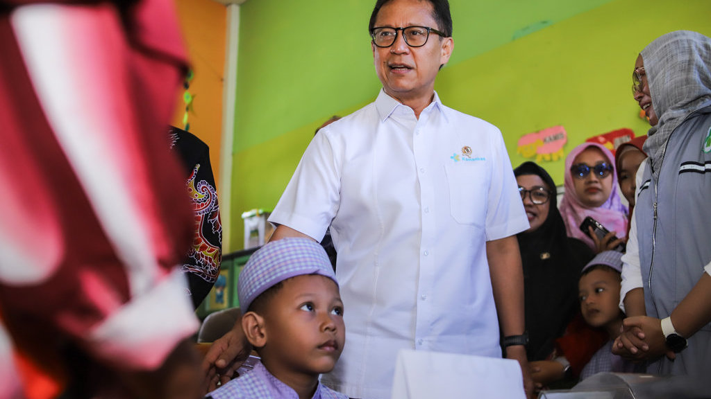 Menteri Kesehatan Budi Gunadi Sadikin (kedua kiri) meninjau pelaksanaan imunisasi campak di TK Qurrota A'yun, Sumenep, Jawa Timur, Kamis (28/8/2025). Kunjungan tersebut untuk memantau secara langsung pelaksanaan imunisasi massal atau Outbreak Response Immunization (ORI) untuk mempercepat penanganan Kejadian Luar Biasa (KLB) campak di Sumenep. ANTARA FOTO/Rizal Hanafi/rwa. Menkes tinjau penanganan KLB campak di Sumenep