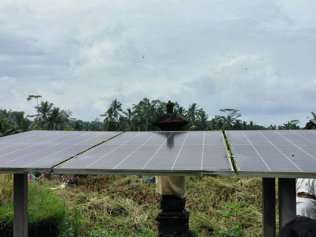 Panel surya yang digunakan oleh warga Desa Keliki untuk menunjang aktivitas pertanian mereka di subak, Gianyar, Rabu (21/05/2025). Tirto.id/Sandra Gisela Pemasangan PLTS Atap di Bali