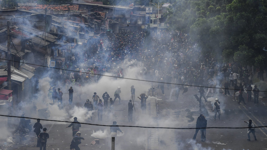 Pengunjuk rasa menghindari tembakan gas air mata dari anggota kepolisian saat aksi 28 Agustus 2025 di kawasan Pejompongan, Jakarta, Kamis (28/8/25). ANTARA FOTO/Galih Pradipta/bar Aksi 28 Agustus 2025