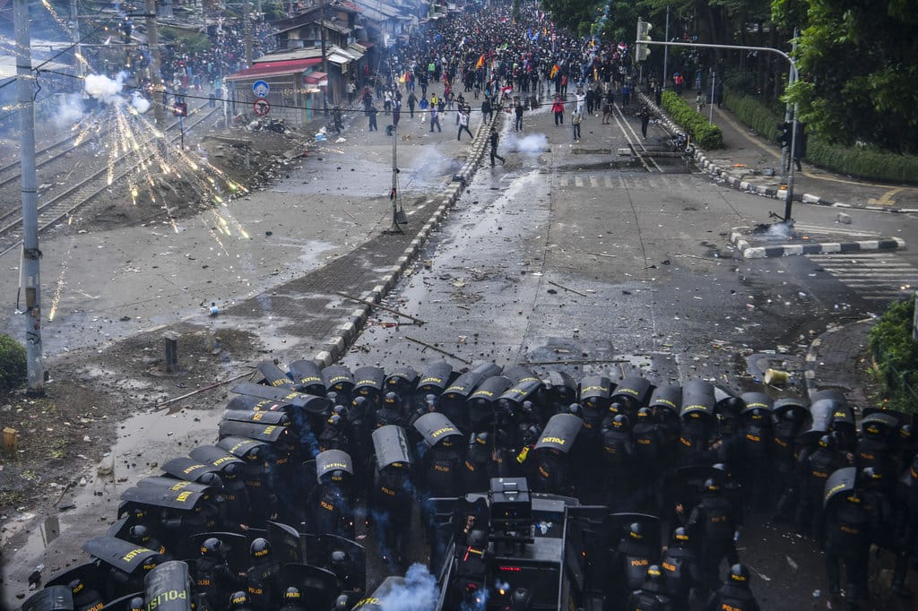 Pengunjuk rasa memukul anggota kepolisian saat aksi 28 Agustus 2025 di kawasan Pejompongan, Jakarta, Kamis (28/8/25). ANTARA FOTO/Galih Pradipta/bar Aksi 28 Agustus 2025