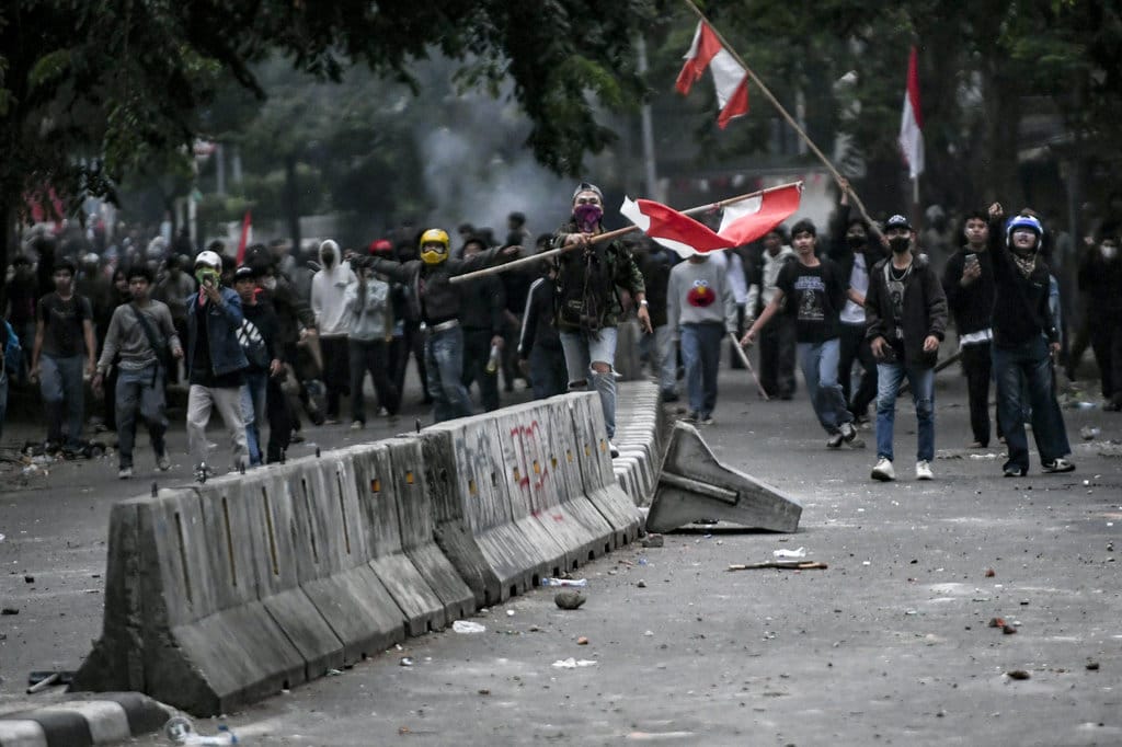 Pengunjuk rasa bersitegang dengan pihak kepolisian saat Aksi 28 Agustus 2025 di kawasan perempatan Petamburan, Jakarta, Kamis (28/8/2025). ANTARA FOTO/Hafidz Mubarak A/bar Aksi 28 Agustus 2025