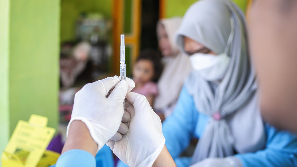Petugas kesehatan Puskesmas Pamolokan menyiapkan dosis imunisasi campak di Desa Kacongan, Sumenep, Jawa Timur, Jumat (29/8/2025). ANTARA FOTO/Rizal Hanafi/nz Layanan sweeping imunisasi campak di Sumenep