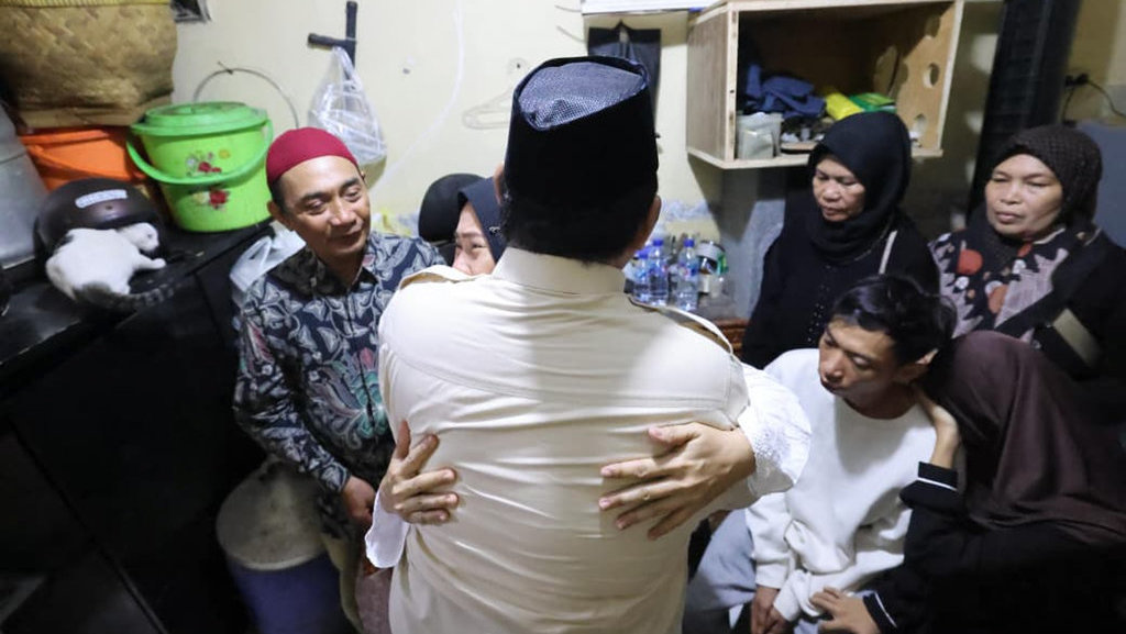 Presiden Prabowo Subianto memeluk orang tua dari Affan Kurniawan, pengemudi ojek online yang tewas dilindas rantis Brimob, pada Jumat (29/8/2025) malam. (Sumber: Istimewa) Presiden Prabowo Mengunjungi Rumah Affan Kurniawan