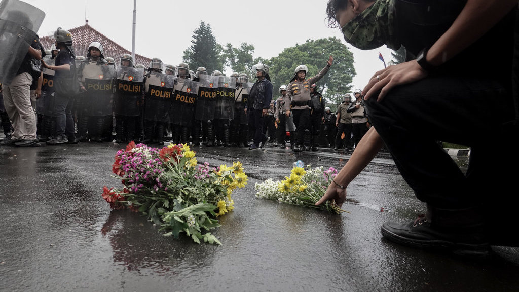 Seorang pengunjuk rasa menaruh bunga di Kantor Bupati Banyumas, Purwokerto, Banyumas, Jawa Tengah, Sabtu (30/8/2025). ANTARA FOTO/Idhad Zakaria/sgd Unjuk rasa di Banyumas