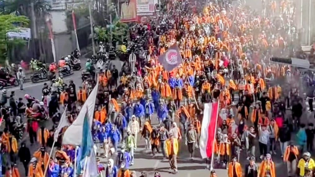 Massa aksi di Sulawesi Selatan terpantau terpusat di kawasan Fly Over Makassar, Senin (1/9/2025). Ribuan peserta aksi dari berbagai elemen mahasiswa yang tergabung dalam aliansi, bersama masyarakat dan organisasi kemasyarakatan, memadati ruas jalan strategis tersebut sejak siang hari. (Sumber: Incull) Massa Aksi di Kawasan Fly Over Makassar