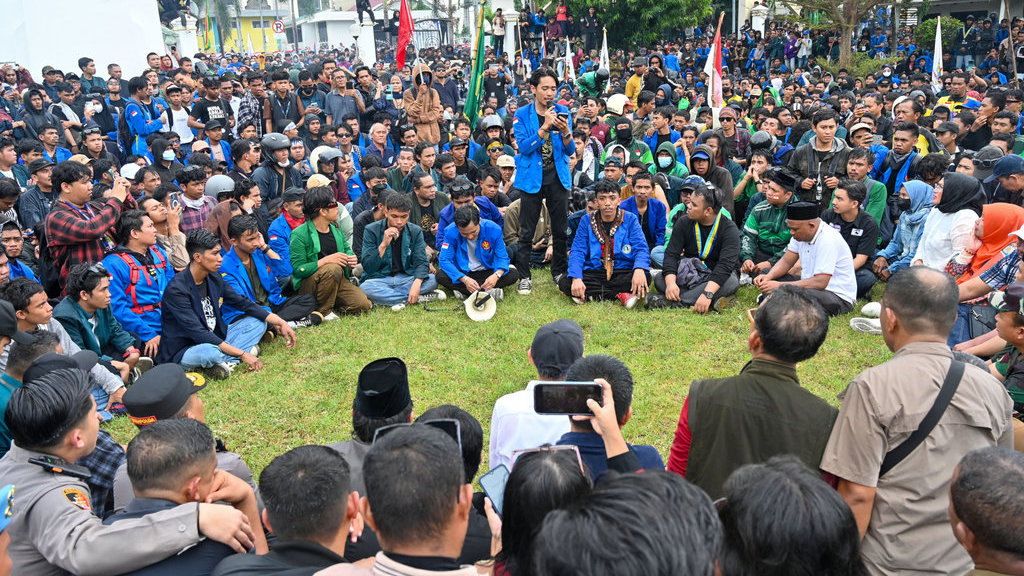 Sejumlah mahasiswa dari berbagai perguruan tinggi berdialog dengan sejumlah anggota DPRD Sulawesi Tengah pada aksi unjuk rasa di depan Kantor DPRD Sulteng di Palu, Sulawesi Tengah, Senin (1/9/2025). ANTARA FOTO/Basri Marzuki/nz Aksi unjuk rasa damai di Palu