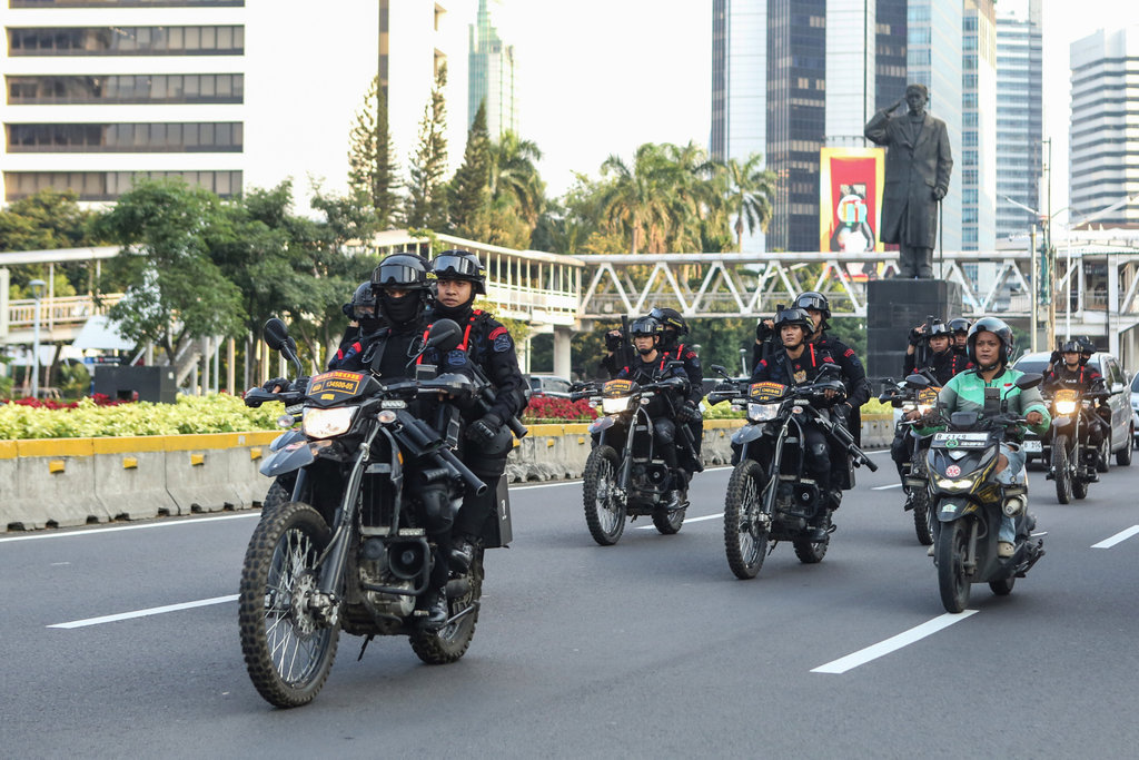 Sejumlah personel Korps Brimob berpatroli dengan sepeda motor di Jalan Jenderal Sudirman, Jakarta, Senin (1/9/2025). ANTARA FOTO/Asprilla Dwi Adha/nz Patroli gabungan skala besar di Jakarta