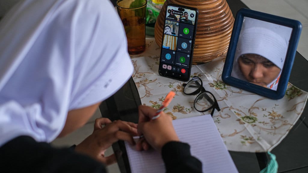 Seorang siswa mengikuti pembelajaran secara daring dari rumahnya di Kendari, Sulawesi Tenggara, Senin (1/9/2025). Pemerintah setempat menerapkan sistem pembelajaran mandiri di rumah bagi seluruh sekolah di wilayah itu guna mengantisipasi dari aksi demostrasi. ANTARA FOTO/Andry Denisah/wpa. Sekolah menerapkan pembelajaran mandiri antisipasi aksi demonstrasi di Kendari