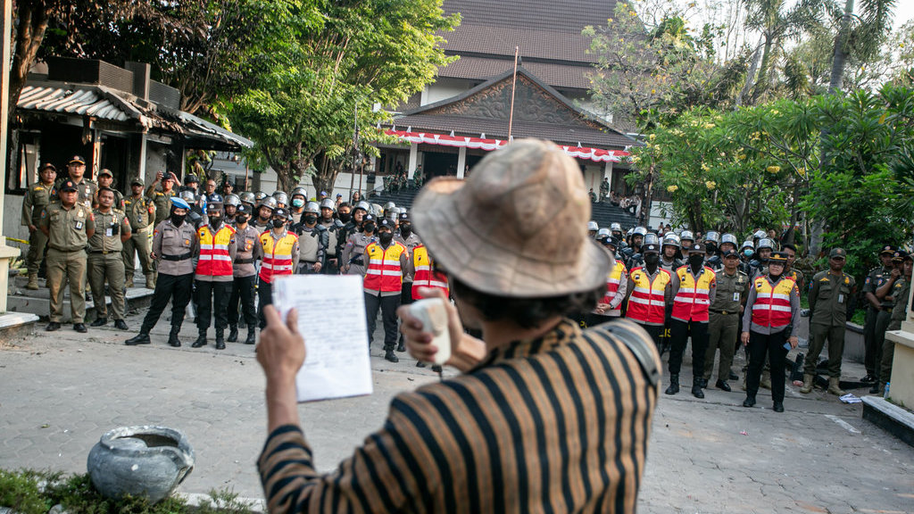 Mahasiswa berorasi di depan anggota Polisi yang berjaga saat aksi unjuk rasa Solo Raya Menggugat di Kantor DPRD Solo, Jawa Tengah, Senin (1/9/2025). ANTARA FOTO/Mohammad Ayudha/nz. Unjuk rasa mahasiswa di Solo
