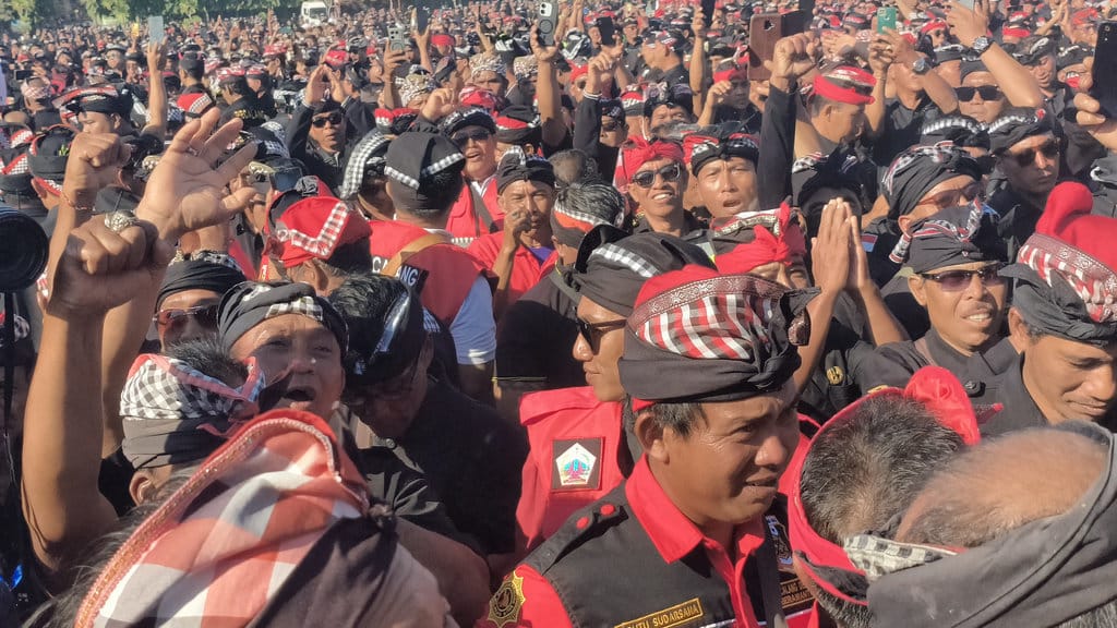Ribuan pacalang menghadiri Gelar Agung Pacalang di Lapangan Niti Mandala Renon untuk mendeklarasikan penolakan terhadap demo anarkis, Senin (01/09/2025). Tirto.id/Sandra Gisela deklarasi pacalang Tolak demo anarkis