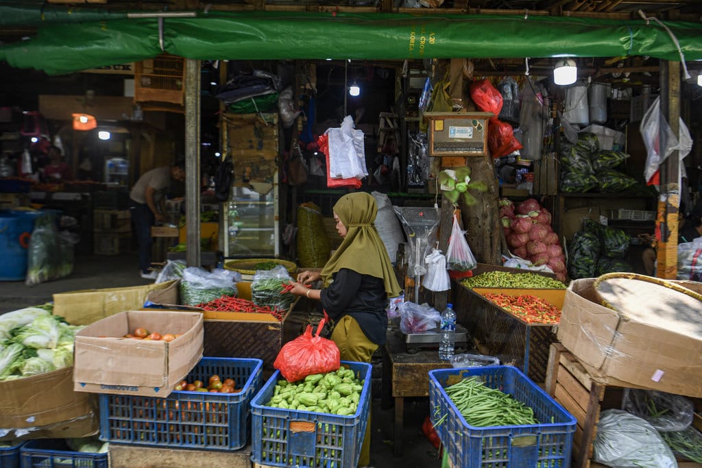 Penjual menunggu calon pembeli di Pasar Senen, Jakarta, Selas (2/9/2025). Sejumlah pedagang pasar tradisonal mengatakan transaksi penjualan mengalami penurunan hingga 40 persen, hal tersebut disebabkan masih sepi pembeli pasca aksi demonstrasi. ANTARA FOTO/Muhammad Adimaja/foc. Penurunan transaksi jual beli di pasar tradisional pasca demonstrasi