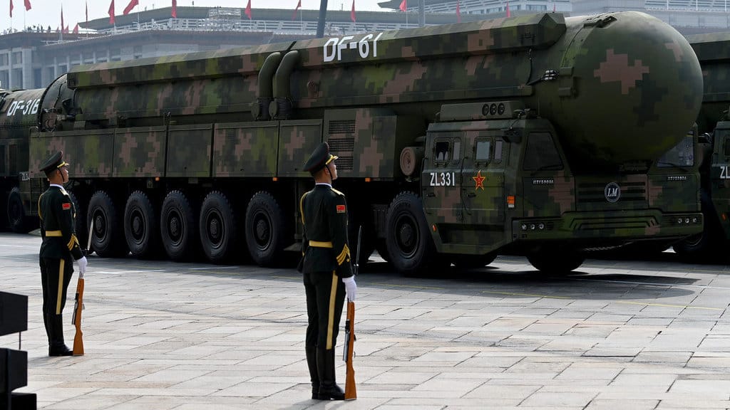 Kendaraan militer mengangkut rudal DF-61 melewati Lapangan Tiananmen dalam parade militer untuk memperingati 80 tahun berakhirnya Perang Dunia II. Rudal Dongfeng digunakan oleh Tiongkok sebagai rudal jarak jauh dan menengah. foto/Reuters Rudal China DF 61