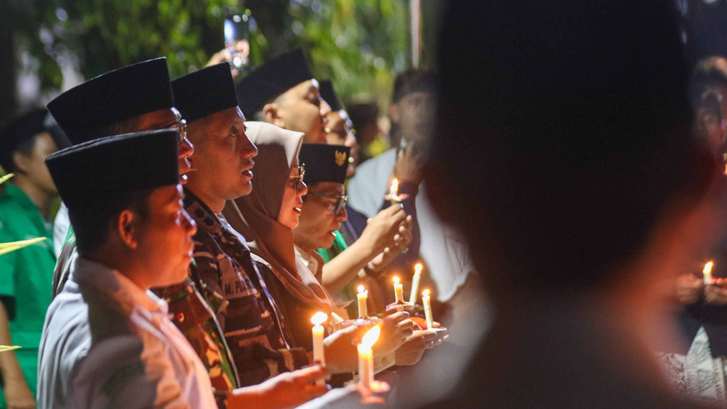 Forum Pimpinan Daerah Banyuwangi bersama warga dari Organisasi Pemuda Lintas Agama menggelar doa bersama untuk Indonesia di Taman Makam Pahlawan, Banyuwangi, Jawa Timur, Selasa (2/9/2025). ANTARA FOTO/Budi Candra Setya/YU Doa bersama lintas Agama untuk Indonesia Damai