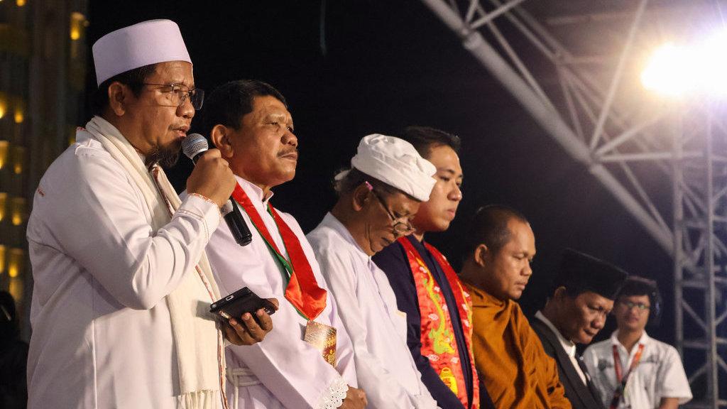 Sejumlah tokoh agama memimpin doa bersama di Lapangan Karebosi, Makassar, Sulawesi Selatan, Selasa (2/9/2025). ANTARA FOTO/Arnas Padda/YU Doa bersama untuk Makassar aman dan damai