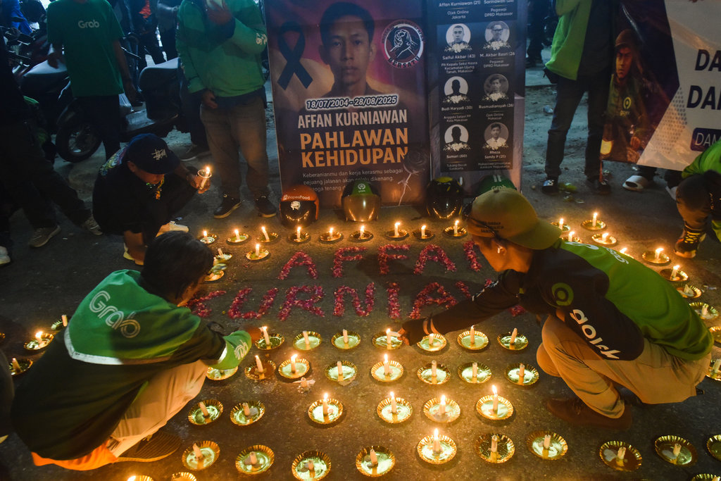 Pengemudi ojek daring menyalakan lilin saat mengikuti kegiatan doa bersama di Balikpapan, Kalimantan Timur, Selasa (2/9/2025). ANTARA FOTO/Aditya Nugroho/YU Doa bersama untuk mendiang Affan Kurniawan