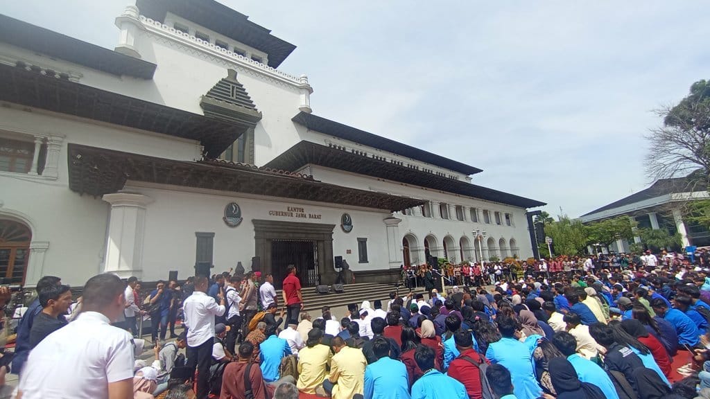 Mahasiswa saat menyampaikan aspirasi dalam acara Forum Dialog Terbuka Mahasiswa Jawa Barat di halaman depan Gedung Sate, Kota Bandung, Rabu (3/9/2025). tirto.id/Amad NZ IMG 20250903 095958