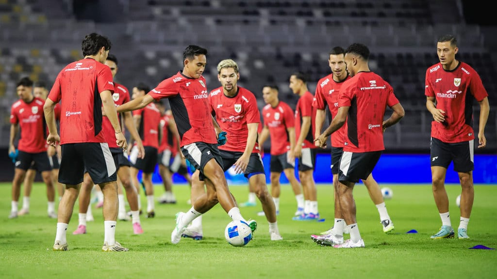 Pesepak bola Timnas Indonesia mengikuti latihan resmi jelang pertandingan Fifa Matchday di Stadion Gelora Bung Tomo, Surabaya, Jawa Timur, Kamis (4/9/2025). Latihan tersebut sebagai ajang persiapan jelang pertandingan melawan Timnas Taiwan pada Jumat (5/9). ANTARA FOTO/Rizal Hanafi/agr Latihan resmi Timnas Indonesia