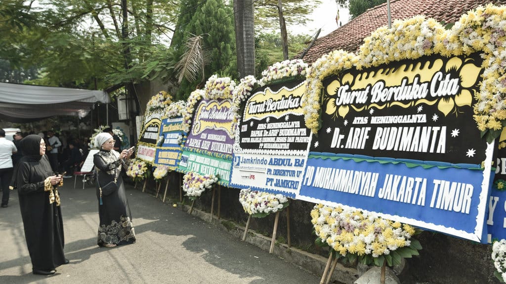 Warga mengamati karangan bunga saat melayat ke kediaman mantan Stafsus Presiden ke-7 Joko Widodo bidang ekonomi Arif Budimanta di Rawamangun, Jakarta Timur, Sabtu (6/9/2025). Arif Budimanta wafat pada usia 57 tahun saat menjalani perawatan di Rumah Sakit. ANTARA FOTO/Fakhri Hermansyah/foc. Mantan Stafsus Presiden Arif Budimanta wafat