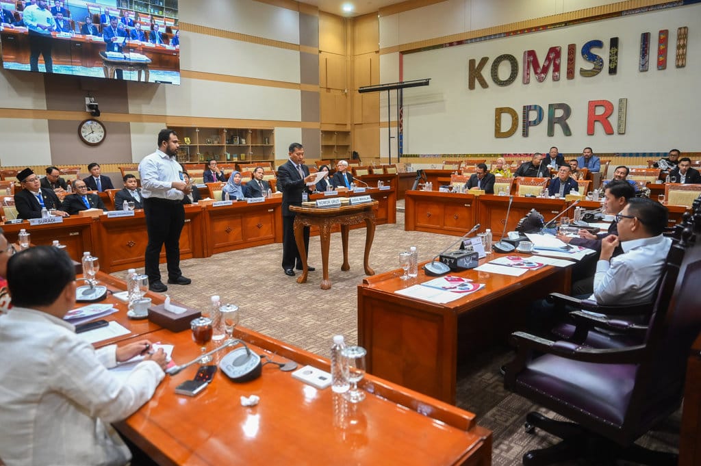 Suasana pengambilan nomor urut saat penyeleksian calon Hakim Agung bersama Komisi III DPR di Kompleks Parlemen, Senayan, Jakarta, Senin (8/9/2025). Komisi III DPR menggelar rapat untuk menyeleksi 13 calon Hakim Agung dan tiga calon Hakim Agung Adhoc dengan agenda pengambilan nomor urut dan pembuatan makalah. ANTARA FOTO/Rivan Awal Lingga/tom. Rapat Komisi III DPR dengan calon hakim agung