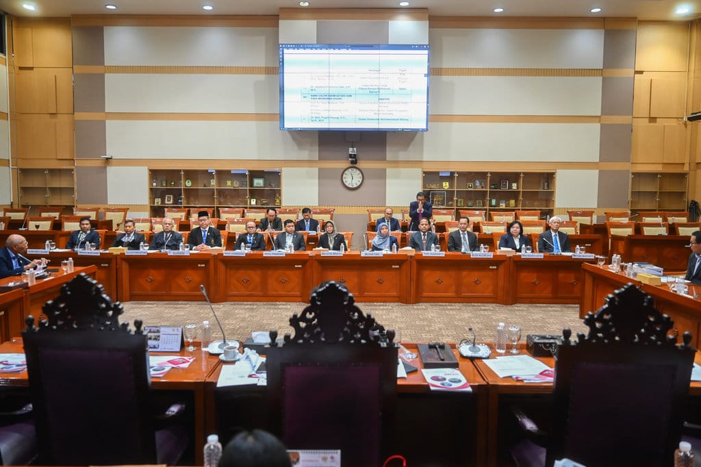 Suasana rapat penyeleksian calon Hakim Agung bersama Komisi III DPR di Kompleks Parlemen, Senayan, Jakarta, Senin (8/9/2025). Komisi III DPR menggelar rapat untuk menyeleksi 13 calon Hakim Agung dan tiga calon Hakim Agung Adhoc dengan agenda pengambilan nomor urut dan pembuatan makalah. ANTARA FOTO/Rivan Awal Lingga/tom. Rapat Komisi III DPR dengan calon hakim agung