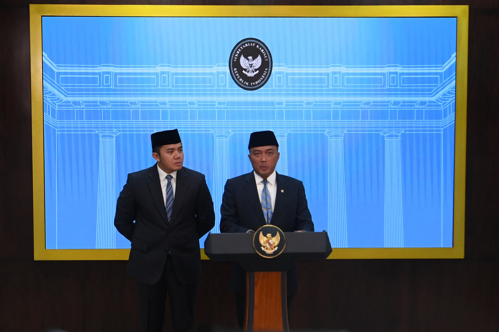 Menteri Sekretaris Negara Prasetyo Hadi (kanan) dan Sekretaris Kabinet Teddy Indra Wijaya (kiri) menyampaikan keterangan kepada wartawan terkait reshuffle Kabinet Merah Putih di Kantor Presiden, Kompleks Istana Kepresidenan, Jakarta, Senin (8/9/2025). ANTARA FOTO/Galih Pradipta/app/tom. Reshuffle Kabinet Merah Putih