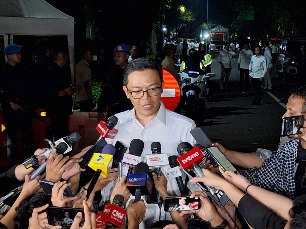Sekretaris Jenderal (Sekjen) Partai Gerindra, Sugiono, menyampaikan isi pesan Presiden Prabowo Subianto kepada para anggota DPR RI dari Fraksi Partai Gerindra saat persamuhan yang digelar di Jalan Kertanegara No. IV, Kebayoran Baru, Jakarta Selatan, pada Senin (8/9/2025). Tirto.id/Naufal Majid Sekjen Partai Gerindra Sugiono