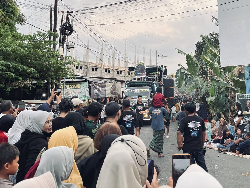 Karnaval Sound Horeg di Kabupaten Kediri, Jawa Timur. (Tirto.id/Fadrik Aziz Firdausi) Karnaval Sound Horeg di Kediri