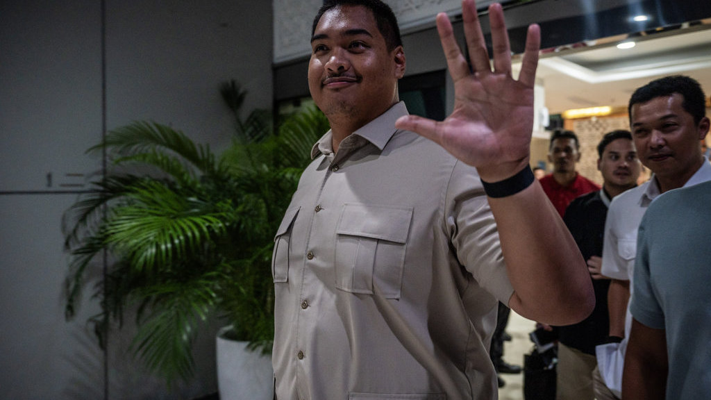 Mantan Menteri Pemuda dan Olahraga Dito Ariotedjo (kiri) didampingi Wamenpora Taufik Hidayat (kanan) melambaikan tangan saat berjalan keluar dari Kantor Kementerian Pemuda dan Olahraga (Kemenpora) di Jakarta, Senin (8/9/2025). Dito Ariotedjo mendatangi Kantor Kemenpora untuk mengambil barang pribadi dan bertemu dengan sejumlah pejabat kementerian usai diberhentikan dari jabatan Menpora oleh Presiden Prabowo Subianto. ANTARA FOTO/Bayu Pratama S/bar Dito Ariotedjo angkut barang pribadi di Kemenpora