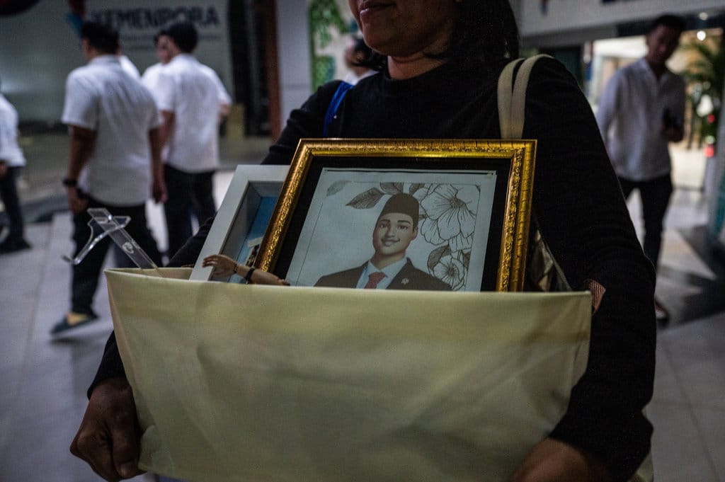 Staf Kemenpora membawa barang pribadi mantan Menteri Pemuda dan Olahraga Dito Ariotedjo dari Kantor Kementerian Pemuda dan Olahraga (Kemenpora) di Jakarta, Senin (8/9/2025). Dito Ariotedjo mendatangi Kantor Kemenpora untuk mengambil barang pribadi dan bertemu dengan sejumlah pejabat kementerian usai diberhentikan dari jabatan Menpora oleh Presiden Prabowo Subianto. ANTARA FOTO/Bayu Pratama S/bar Dito Ariotedjo angkut barang pribadi di Kemenpora