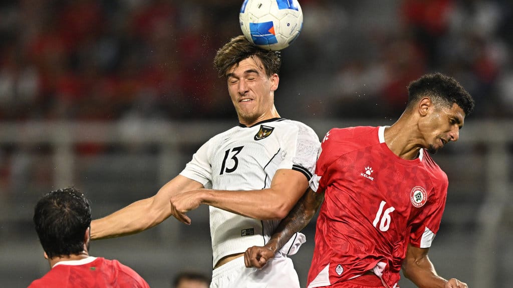 Pesepak bola Timnas Indonesia Mauro Nils Zijlstra (kiri) berebut bola di udara dengan pesepak bola Timnas Lebanon Walid Shour dalam FIFA Matchday di Stadion Gelora Bung Tomo, Surabaya, Jawa Timur, Senin (8/9/2025). Pertandingan berakhir imbang 0-0. ANTARA FOTO/Sigid Kurniawan/bar Timnas Indonesia lawan Lebanon berakhir imbang